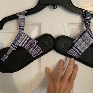 Sanuk sandals size 9